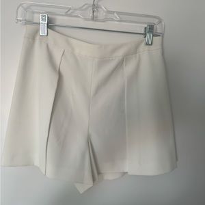 Alice + Olivia Larissa Single-Pleat Shorts in White-Size 6